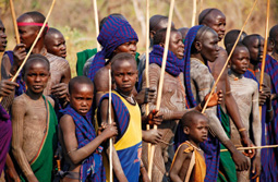 Ostafrika, thiopien: thiopien: Vlker des Sdens - Gruppe in traditioneller Kleidung